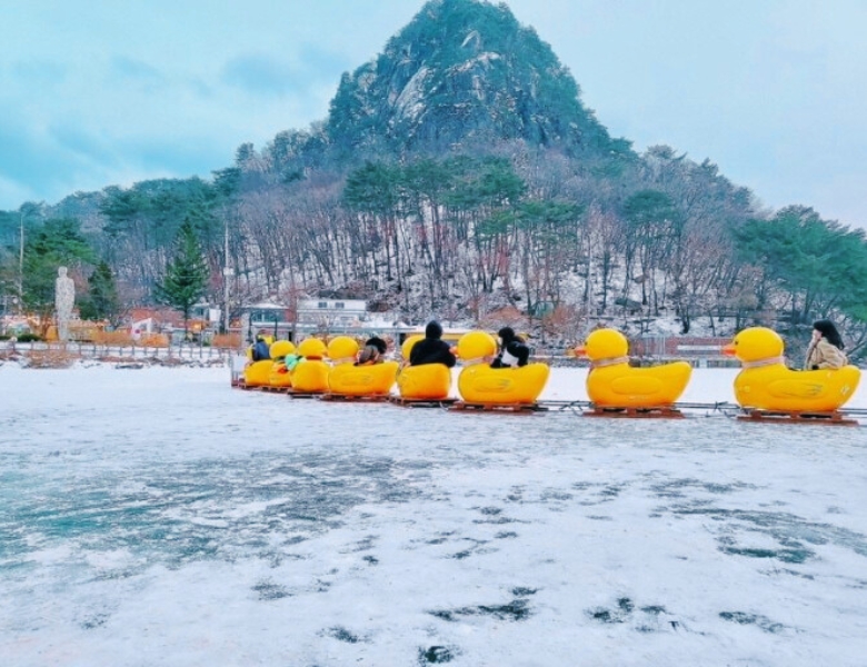 山井湖雪橇节小黄鸭.jpg